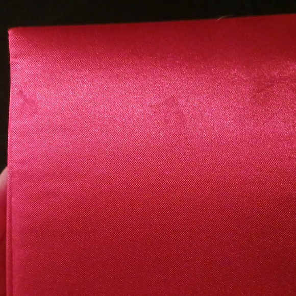 Red Satin gift box with unique closure - Picture 7 of 11